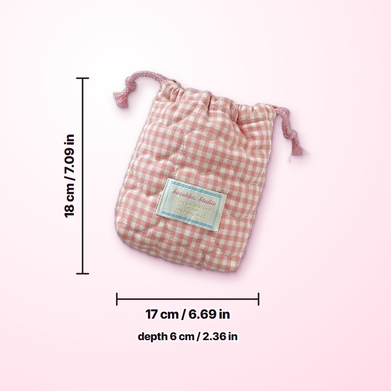 the carry bag with its size marked: 7.1 in tall, 6.7 in wide and 2.4 in deep